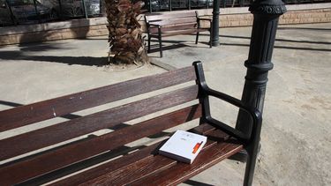 La actividad consiste en dejar un libro en algún espacio público con el fin de que alguien lo recoja para leerlo. La actividad consiste en dejar un libro en algún espacio público con el fin de que alguien lo recoja para leerlo.