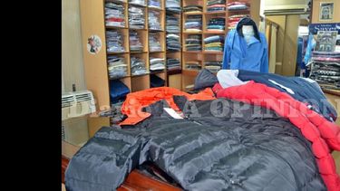 Las bajas temperaturas propiciaron que en las últimas semanas se incremente la venta de camperas de abrigo. (LA OPINION)