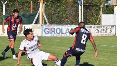Regatas sufrió un duro traspié en el marco de los cuartos de final de la Región Pampeana Norte del Torneo Regional Federal Amateur. Como local cayó ante Unidos de Lisandro Olmos por 2 a 1 y está obligado a ganar por dos goles en la revancha, o bien por uno para definir por penales. Regatas sufrió un duro traspié en el marco de los cuartos de final de la Región Pampeana Norte del Torneo Regional Federal Amateur. Como local cayó ante Unidos de Lisandro Olmos por 2 a 1 y está obligado a ganar por dos goles en la revancha, o bien por uno para definir por penales.