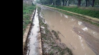 En algunos sectores el agua queda encajonada y se forman grandes piletones, que tardan semanas es secar. (Gustavo Godoy)