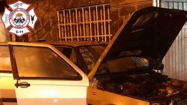 Bomberos de Zárate extinguieron el FIAT DUNA Bomberos de Zárate extinguieron el FIAT DUNA