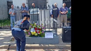 Con ofrendas florales de la Cosopper y de Bomberos Voluntarios se rindió tributo a los fallecidos por inundaciones y crecidas. (LA OPINION)