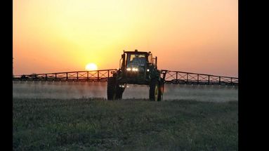 La aplicación de fitosanitarios busca ser regulada en la provincia. (LA OPINION)