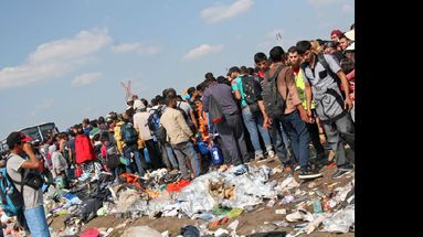 Miles de personas migran con lo puesto en busca de un lugar seguro y con la idea de regresar a sus países. (ETELKA SIMANDI)