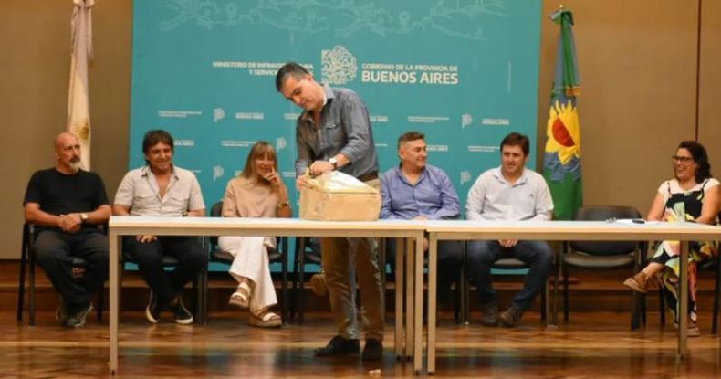 Representantes de la Comisión de Seguimiento y concejales del Frente de Todos participaron de la apertura de sobres que se hizo este miércoles.