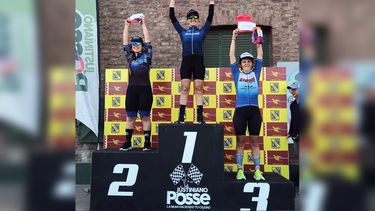 María Rodríguez en lo más alto del podio de la general femenina en Justiniano Posse.