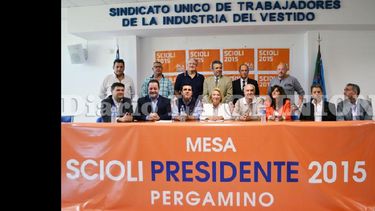 Referentes de distintas vertientes peronistas y dirigentes gremiales conformaron la Mesa Scioli Presidente. (LA OPINION)