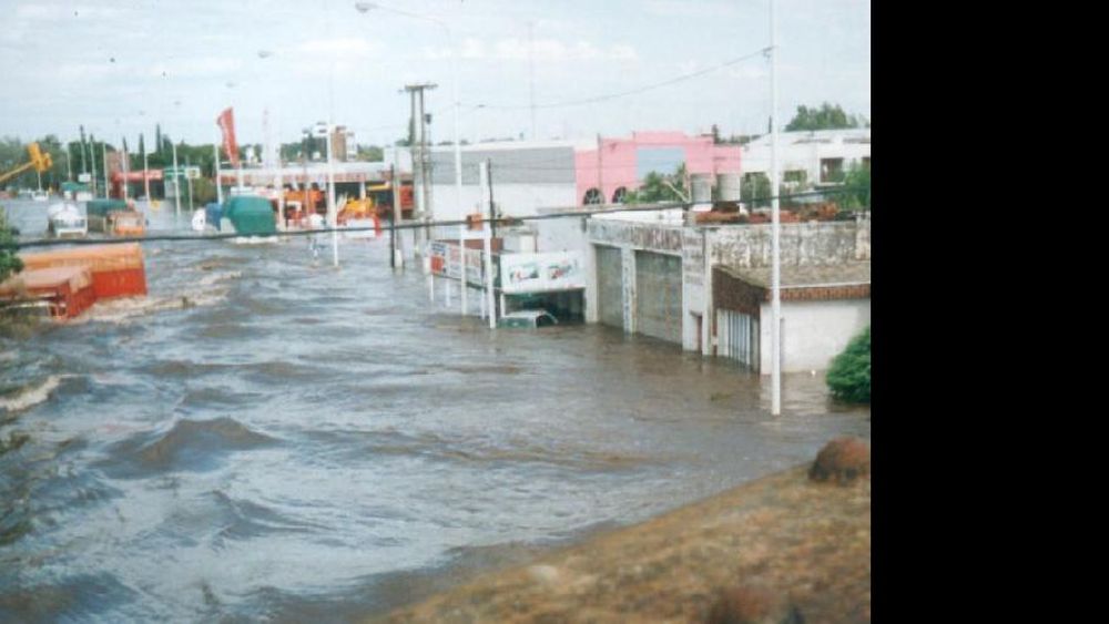 Pergamino bajo el agua, el 7 de abril de 1995. (ARCHIVO LA OPINION)