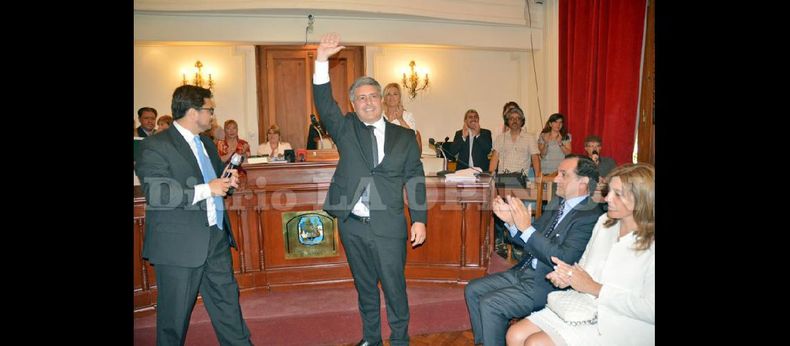 Agradecimientos, líneas de trabajo y llamado a quienes quieran aportar ideas constructivas, los tres ejes del primer discurso del nuevo intendente. (LA OPINION)