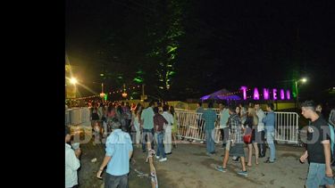 Miles de personas disfrutaron al aire libre la llegada de la Navidad en una noche cálida. (LA OPINION)