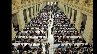 Los residentes cada año rinden un riguroso examen para ingresar al sistema. (ARCHIVO LA OPINION)