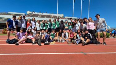 Roberto Vitale con los atletas juveniles que representaron a Pergamino en los Juegos Bonaerenses.