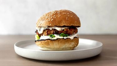 Se trata de una propuesta que combina la tendencia global del smash con uno de los sabores más reconocidos de la cocina veraniega. Se trata de una propuesta que combina la tendencia global del smash con uno de los sabores más reconocidos de la cocina veraniega.