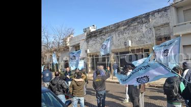 Los trabajadores se movilizaron hasta la puerta del Ministerio de Trabajo en calle Merced.  (LA OPINION)