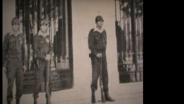 Militares en las puertas de la Municipalidad de Pergamino, una postal de aquellos años oscuros. (ARCHIVO)