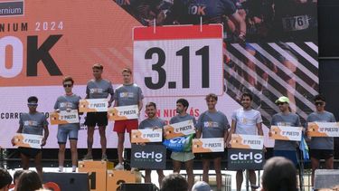 La premiación de la general con los pergaminenses Gabriel Vecino y Martín Baccarelli, ambos del Control G Running. La premiación de la general con los pergaminenses Gabriel Vecino y Martín Baccarelli, ambos del Control G Running.