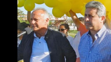 Javier Martínez recibió el apoyo de Miguel del Sel. El cómico, con su particular estilo, fue la atracción de la tarde. (PRENSA CAMBIEMOS)
