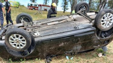 El Fiat Palio dio una vuelta de campana y sus ocupantes terminaron en el nosocomio local. El Fiat Palio dio una vuelta de campana y sus ocupantes terminaron en el nosocomio local.