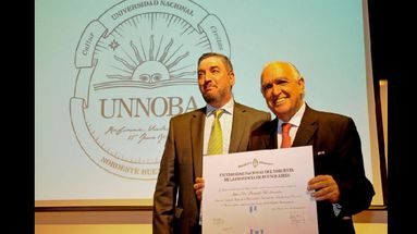 Guillermo Tamarit distingue a Ricardo Gil Lavedra por su trayectoria en la defensa de los Derechos Humanos. (UNNOBA)