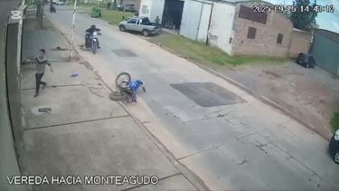 El individuo perdió el control de la moto al girar a gran velocidad desde Monteagudo a Solís y cayó sobre la vereda donde impactó contra una torre de alumbrado y así todo se volvió a incorporar rápidamente para intentar ascender al tapial del frente de una casa. El individuo perdió el control de la moto al girar a gran velocidad desde Monteagudo a Solís y cayó sobre la vereda donde impactó contra una torre de alumbrado y así todo se volvió a incorporar rápidamente para intentar ascender al tapial del frente de una casa.