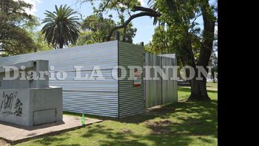 En estos últimos días iniciaron los trabajos en el sector de la Plaza donde estará esta planta reductora de gas. (LA OPINION)