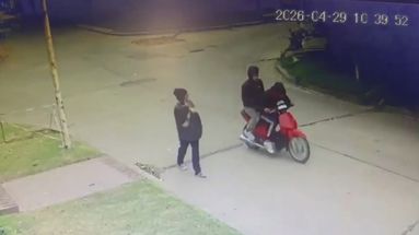 Una pareja de ladrones se movilizaba en una moto 110 roja y la acompañante descendió a arrebatarle el celular a la adulta mayor. Una pareja de ladrones se movilizaba en una moto 110 roja y la acompañante descendió a arrebatarle el celular a la adulta mayor.
