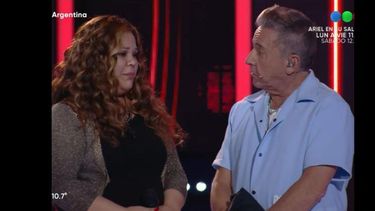 Julia Ferrón recibe la devolución de Ricardo Montaner. Julia Ferrón recibe la devolución de Ricardo Montaner.