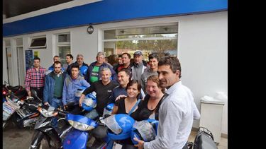 El concejal Ruggeri y un grupo de trabajadores que recibieron sus cascos. (LA OPINION)