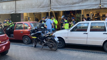 Pareja dejo a sus hijos encerrados en un automóvil en el centro de San Nicolás. Pareja dejo a sus hijos encerrados en un automóvil en el centro de San Nicolás.