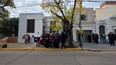 Las auxiliares reclamaron que el Consejo Escolar explique públicamente qué ocurrió con la documentación presentada y pidieron una solución inmediata. Las auxiliares reclamaron que el Consejo Escolar explique públicamente qué ocurrió con la documentación presentada y pidieron una solución inmediata.