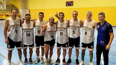 Los siete jugadores pergaminenses de Top Ten Argentina junto al entrenador arrecifeño José García.