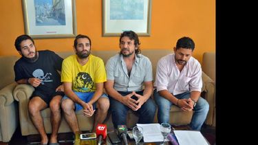 Referentes de la Cosopper y de Ni una familia más bajo el agua durante la conferencia de prensa. (LA OPINION)