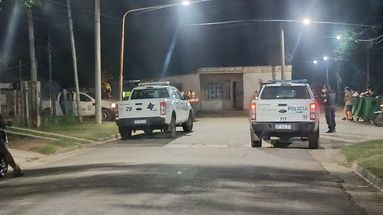La Policía desplegó varios móviles y utilizó postas de goma para disuadir una violenta pelea frente a un comercio del barrio Jorge Newbery. La Policía desplegó varios móviles y utilizó postas de goma para disuadir una violenta pelea frente a un comercio del barrio Jorge Newbery.