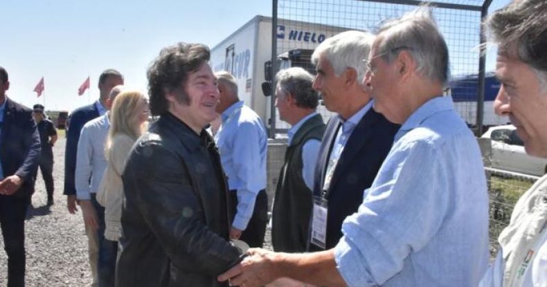 El presidente viajó a la muestra agropecuaria que se realiza en la localidad bonaerense de San Nicolás. Dijo además que la idea es levantar el cepo cambiario lo antes posible.