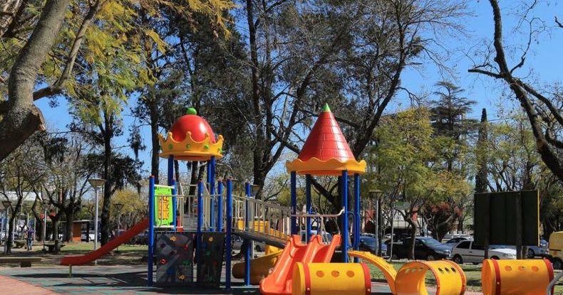Para la gestión municipal una de las premisas principales es el mejoramiento integral de los espacios verdes; inversiones permanentes permiten a los pergaminenses y vecinos de la región disfrutar de las plazas y parques durante todo el año.