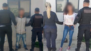 una pareja de ladrones robo en una casa y la policia los aprehendio en la calle trasladando los bienes una pareja de ladrones robo en una casa y la policia los aprehendio en la calle trasladando los bienes