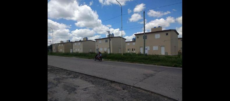 Después de un tiempo prolongado de obras paradas, el próximo viernes, 66 familias pergaminenses podrán cumplir el sueño de la casa propia.  (LA OPINION)