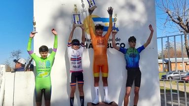 Juliano Almeida en lo más alto del podio de la categoría 2011 en Chacabuco.