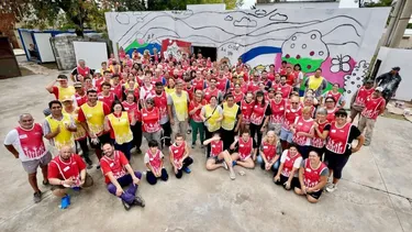 A pesar de la lluvia del sábado, unos 150 voluntarios participaron de la primera jornada de la 25° edición de “Voluntarios en Acción”, el programa impulsado por Ternium, con tareas de mejora en la Escuela Primaria N°40 de barrio Del Carmen. A pesar de la lluvia del sábado, unos 150 voluntarios participaron de la primera jornada de la 25° edición de “Voluntarios en Acción”, el programa impulsado por Ternium, con tareas de mejora en la Escuela Primaria N°40 de barrio Del Carmen.