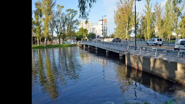 Desde que se anunció la crecida, los vecinos de la zona lindera al Arroyo estuvieron atentos a las mediciones cuya tendencia fue a la baja. (LA OPINION)