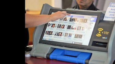 En la Ciudad Autónoma de Buenos Aires y las provincias de Santa Fe, Córdoba y Salta ya hubo voto electrónico. (INTERNET)
