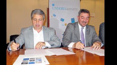 Javier Martínez y Guillermo Tamarit durante la firma del convenio para trabajar en este proyecto. (ARCHIVO LA OPINION)