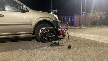 Al chocar la motocicleta quedó literalmente debajo del vehículo. Al chocar la motocicleta quedó literalmente debajo del vehículo.