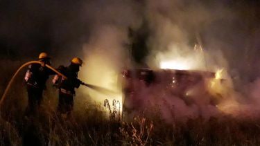 El fuerte golpe e incendio terminaron destruyendo al vehículo siniestrado. El fuerte golpe e incendio terminaron destruyendo al vehículo siniestrado.