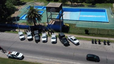 Los móviles de distintas brigadas de la ciudad y de localidades cercanas se reunieron frente a la pileta del Club Argentino para iniciar los operativos.