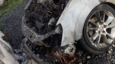 Extinguieron las llamas de un automóvil en un hotel céntrico en San Nicolás. Extinguieron las llamas de un automóvil en un hotel céntrico en San Nicolás.