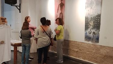 Hasta el viernes 31. La muestra Arte Textil: sellos, estampas, sudario y otras impresiones tuvo la visita reciente del Taller de Arte de Fabiana Seleme. Hasta el viernes 31. La muestra Arte Textil: sellos, estampas, sudario y otras impresiones tuvo la visita reciente del Taller de Arte de Fabiana Seleme.