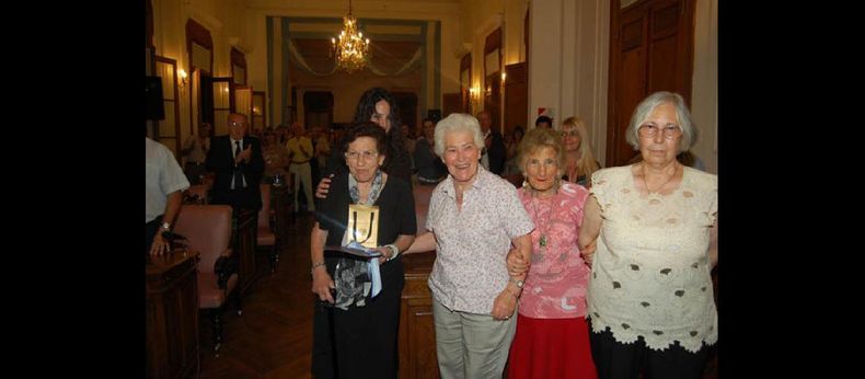 Yamile Esper, en ocasión de ser reconocida en el Concejo Deliberante. Aparece junto a sus hermanas Marta y María y Norma Di Césare. (ARCHIVO LA OPINION)