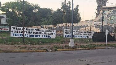 La Federación de Obreros y Empleados de la Industria del Papel, Cartón y Químicos resolvió continuar con las medidas de fuerza en todo el país, una situación que también impacta en la actividad de la planta de Fiplasto de Ramallo. La Federación de Obreros y Empleados de la Industria del Papel, Cartón y Químicos resolvió continuar con las medidas de fuerza en todo el país, una situación que también impacta en la actividad de la planta de Fiplasto de Ramallo.