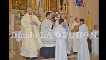 Héctor Cardelli presidió la misa en la Parroquia La Merced. (LA OPINION)